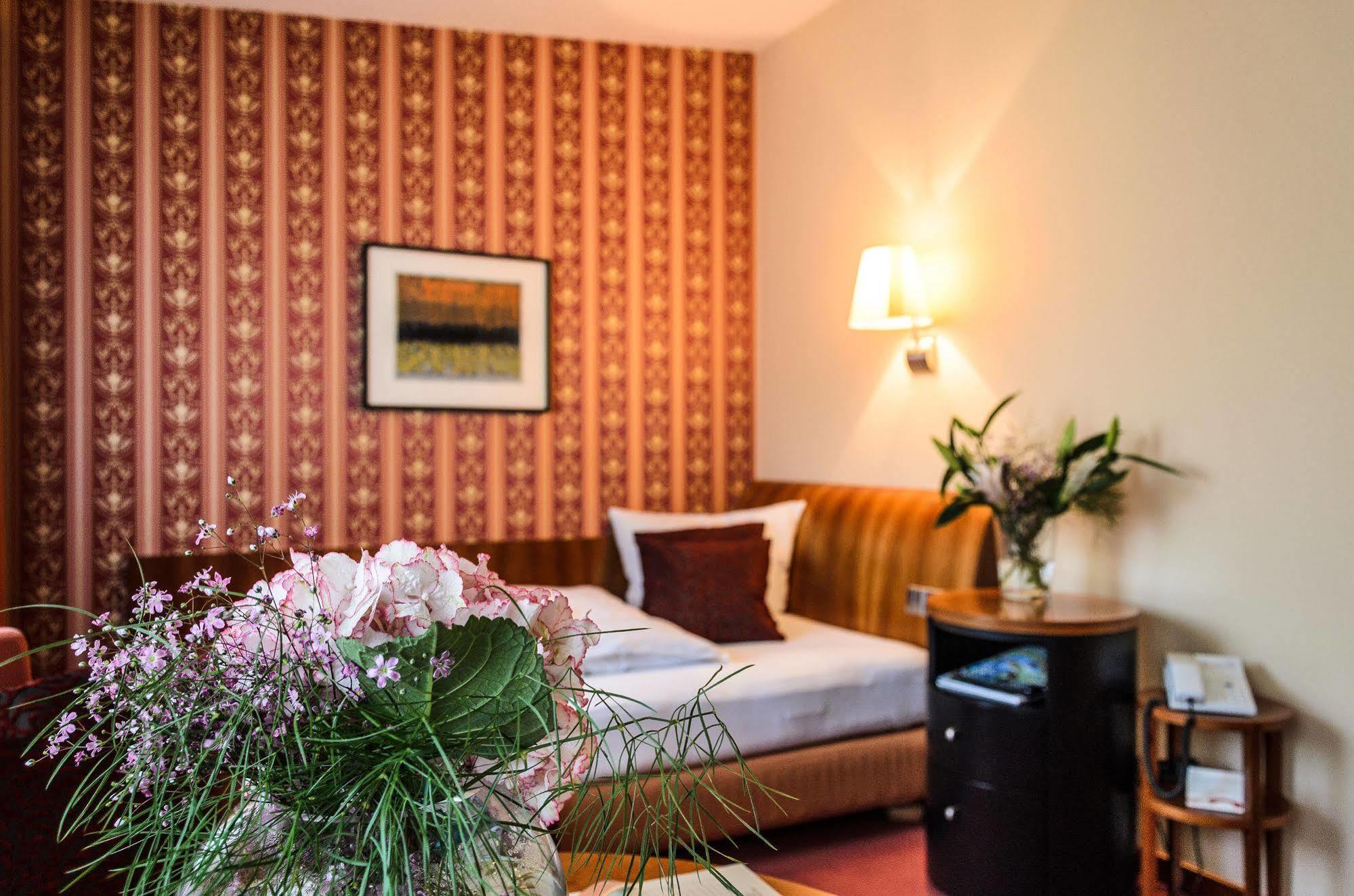 Akzent Hotel Goldner Hirsch Kamenz Buitenkant foto