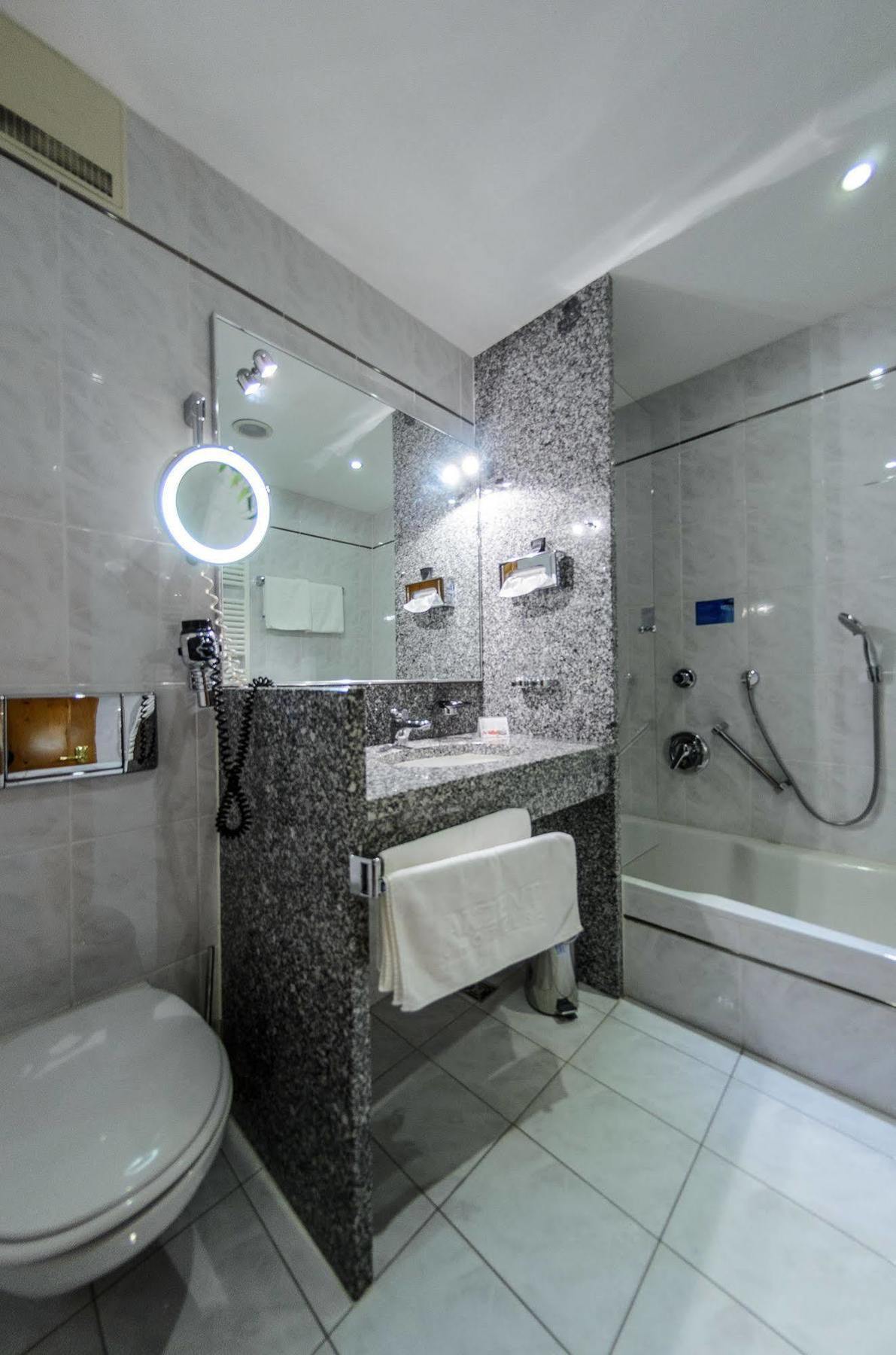 Akzent Hotel Goldner Hirsch Kamenz Buitenkant foto